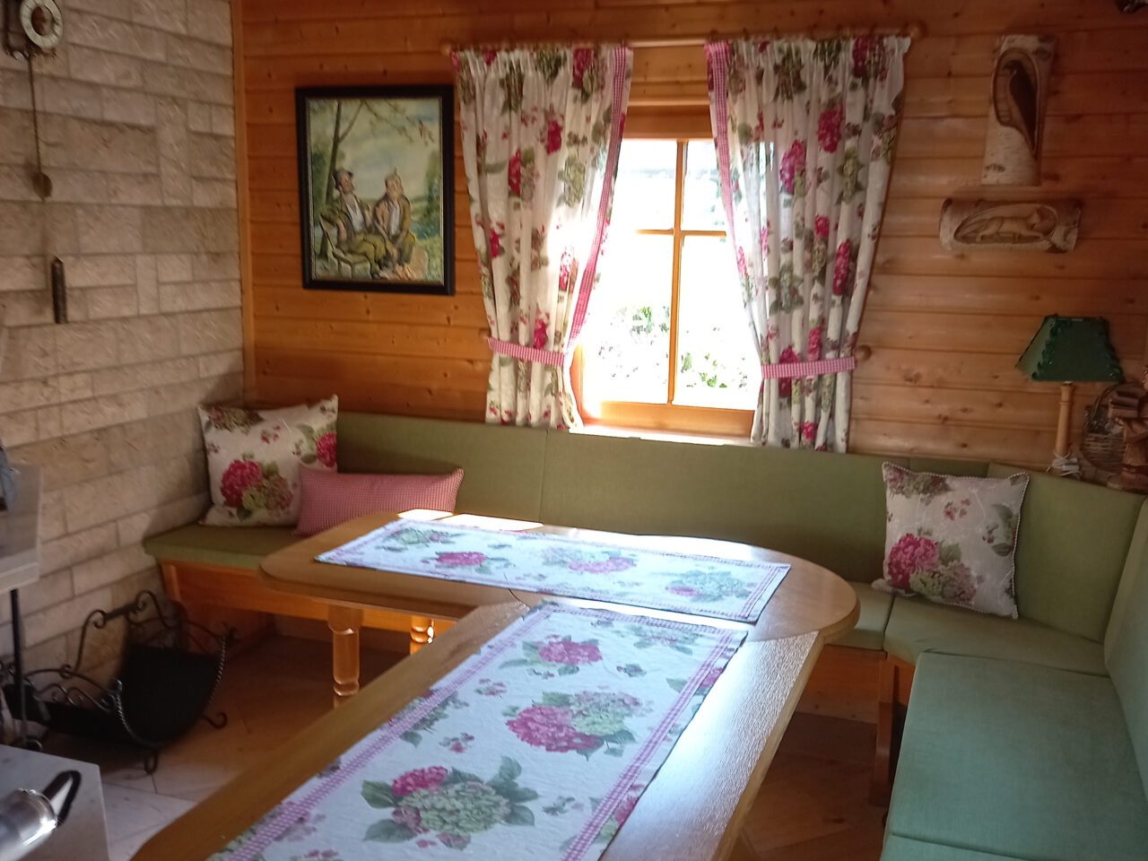 Gardine, Tischläufer und passende Kissen im Esszimmer