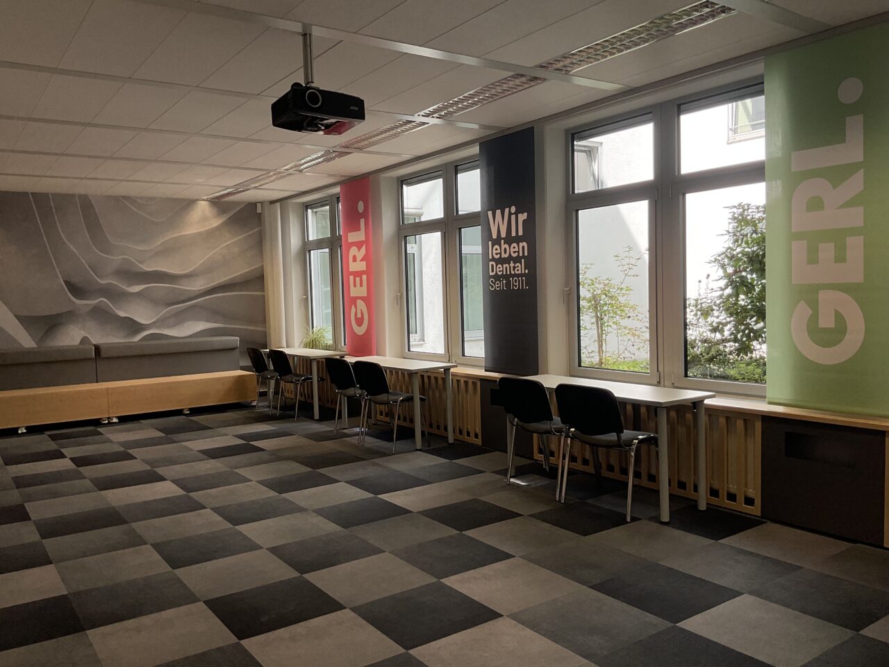 Graue Teppichfliesen in einem Schulungsraum