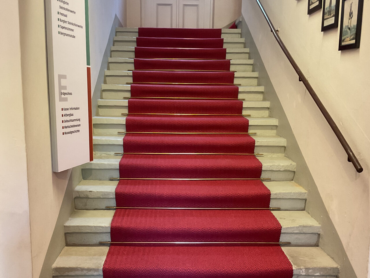 Roter teppich über Treppenstufen
