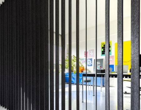 Ein brauner Flächenvorhang. Foto:Acoustic-blind-ACOUSTIC-STRIPES-02-Photo-Creation-Baumann