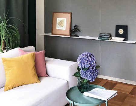 Graue Akustikpanelen an einer Wohnzimmerwand. Foto: Acoustic panels-Acoustic Wall Cover 02 Photo: Bernd Kusber