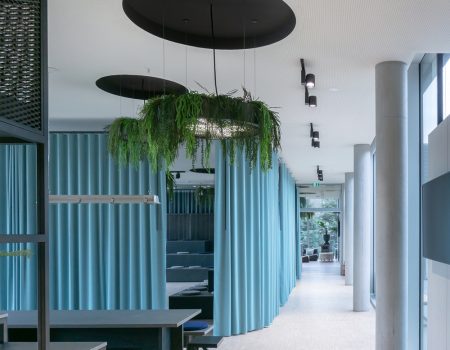 Eine offener Büro Workspace in hellgrau und hellblau. Foto: Reference – Campus Founders – Acoustic – 02 Photo: Kami Blusch