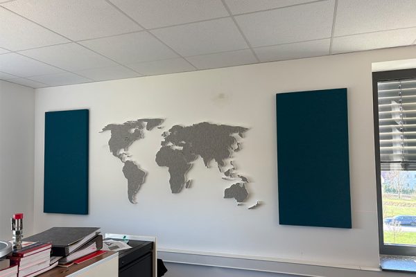 Raumakustikelemente = Weltkarte anan einer weißen Bürowand.