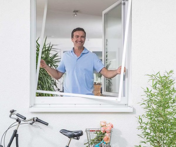 Insektenschutz: Mann an einem Fenster.